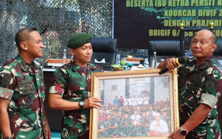 Pangdivif 2 Kostrad Mayjen TNI Anton Yuliantoro saat menerima cenderamata di Brigif 6/TSB 2 Kostrad, Sukoharjo, Rabu (29/5)