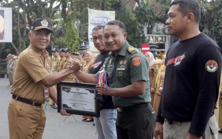 Sekda Kota Malang Erik Setyo Santoso memberikan apresiasi petembak Perbakin Kota Malang Kapten Arh Bayu Sekti Wichaksono S.T,Han, Senin (3/6)