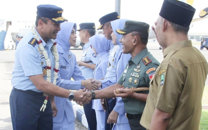 Danrem 081/DSJ Kolonel Inf H. Sugiyono menyambut kedatangan Kasau di lanud Iswahjudi, Senin (3/6)