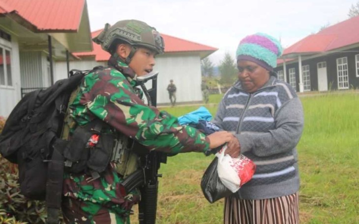 Satgas Yonif 323/BP berikan bantuan sembako mama Papua