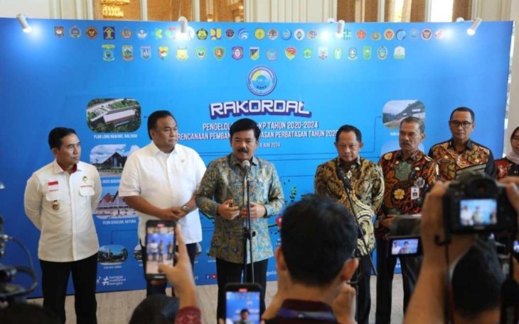 Menko Polhukam Hadi Tjahjanto saat memberikan keterangan pers di Jakarta, Kamis (6/6)