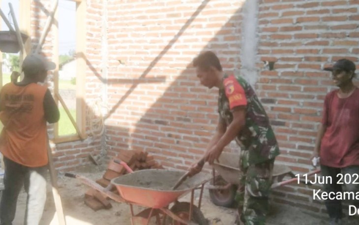 Bantu bangun rumah warga desa binaan 