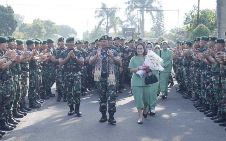 Pangdivif 2 Kostrad Mayjen TNI Anton Yuliantoro saat disambut yel-yel prajurit Yonarhanud 2 Kostrad, Rabu (12/6)