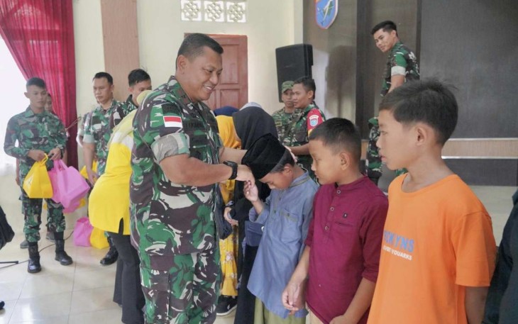 Danrem 121/Abw Brigjen TNI Luqman Arief saat memberikan bingkisan tali asih