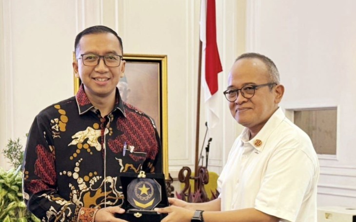 Sekertaris Deputi Bidang Usaha Kecil dan Menengah KemenkopUKM Koko Hartono saat menerima cenderamata dari Setwapres di Jakarta, Kamis (27/6)