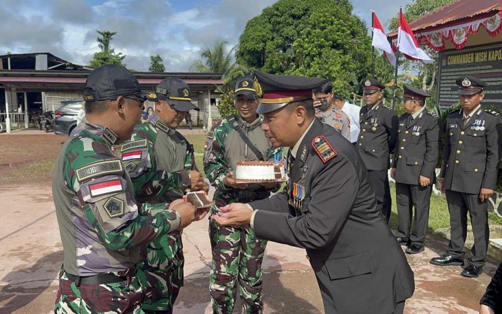 Dansatgas Yonzipur 5/ABW Letkol Czi Shobirin Setio Utomo saat memberikan surprise di HUT Bhayangkara ke-78 