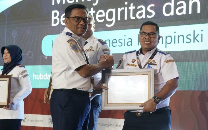 Dirjen Hubdat Risyapudin Nursin saat memberikan penghargaan di Jakarta, Kamis (11/7)