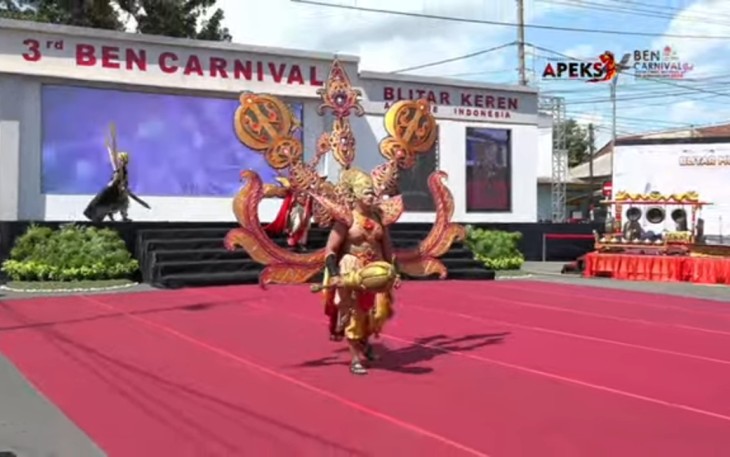 Salah Satu Peserta BEN Carnival Kota Blitar Menampilkan Etnik Budaya dari Negara India