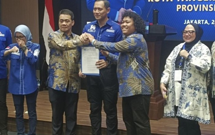 Ketua Umum Partai Demokrat Agus Harimurti Yudhoyono atau AHY menyerahkan surat rekomendasi kepada Ahmad Riza Patria dan Marshel Widianto di Pilwalkot Tangerang Selatan