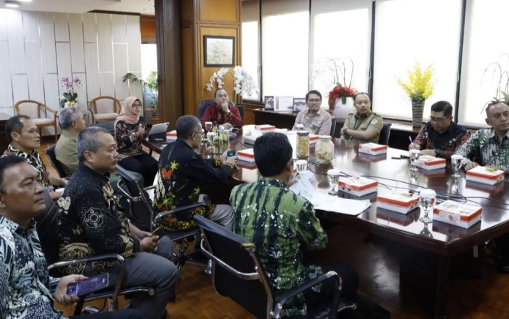 Bupati Blitar Rini Syarifah Didampingi Para Pembantunya Audiensi bersama Tim dari KLHK RI