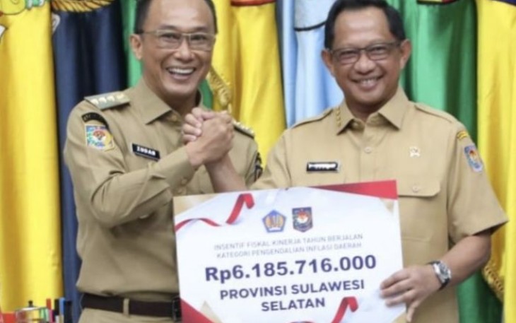 Pj Gubernur Sulbar Prof Zudan Arif Fakrulloh saat menerima intensif fiskal Kemenkeu yang diserahkan Mendagri Tito Karnavian di Jakarta, Senin (5/8)