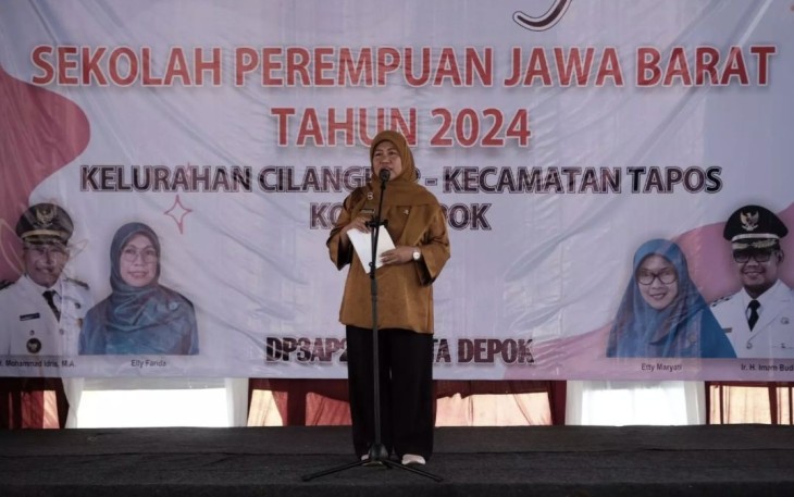 Penjabat (Pj) Sekretaris Daerah (Sekda) Kota Depok, Nina Suzana melaunching Sekolah Perempuan Jawa Barat Tahun 2024 di Lokasi Khusus (Lokus) Peningkatan Peranan Wanita Menuju Keluarga Sehat Sejahtera atau P2WKSS RW 10 Kelurahan Cilangkap, Kecamatan Tapos, Selasa (13/08/24).