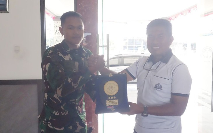 Dansatlinlamil 3 Kolonel Laut (P) Nur Rochmad Ibrohim saat memberikan cenderamata prajurit berprestasi 