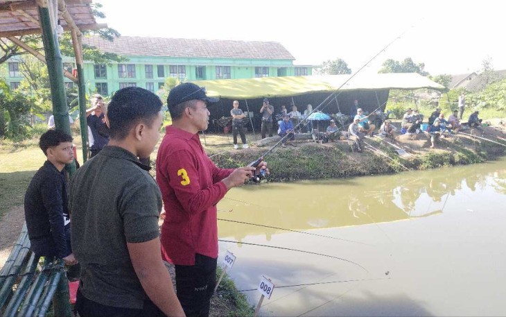 Danrindam V Brawijaya Kolonel Inf Mukhamad Albar saat membuka lomba mancing, Minggu (18/8)