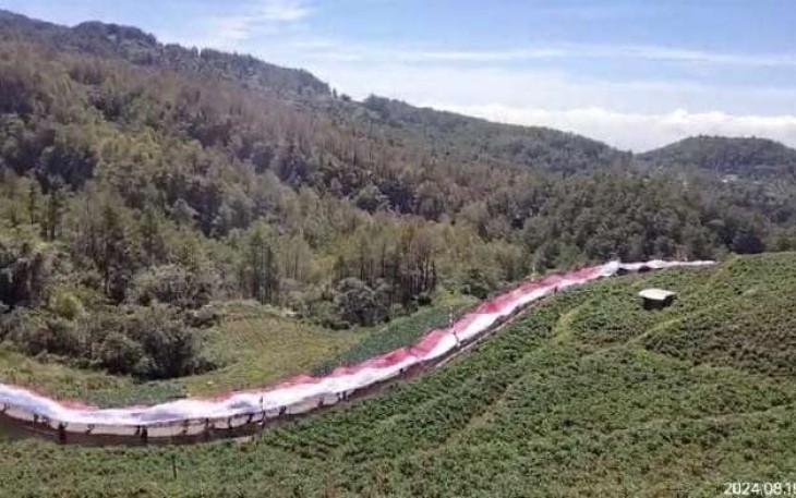Bentangan bendera merah putih sepanjang 770 meter di desa Bonto Lojong Bantaeng