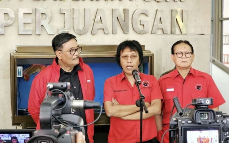 Wasekjen PDIP Adian Napitupulu saat memberikan keterangan pers di Jakarta, Senin (19/8)