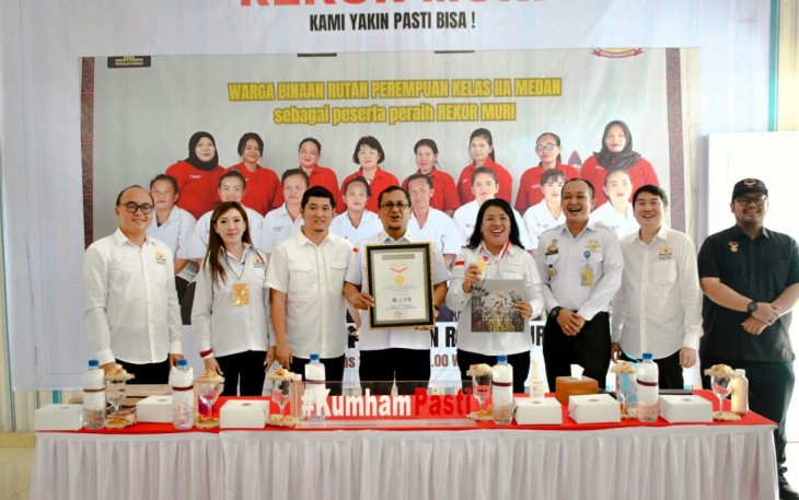 Poto Bersama Penyerahan Rekor MURI di Kamenkumham pada pekan Lalu di Terima Rudenim Medan.