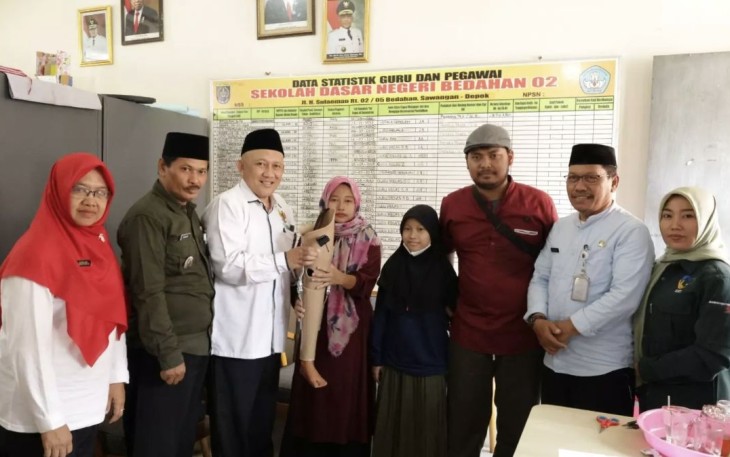 Ketua BAZNAS Kota Depok, Endang Ahmad Yani (Ketiga dari kiri) saat menyerahkan bantuan kaki palsu