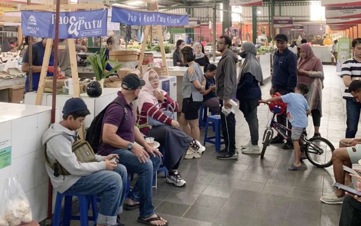 Antrian pengunjung Kedai Pao dan Kueh Putu Angin Laot di pasar Klojen, Kota Malang, Sabtu (7/9)