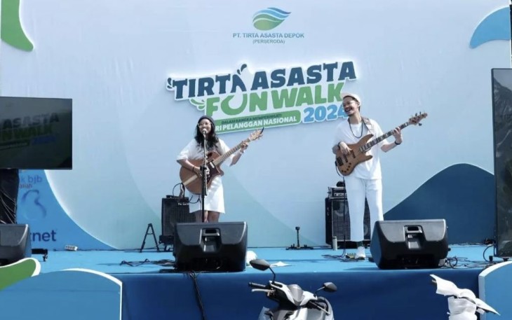 Band indie Endah n Rhesa saat tampil di acara Tirta Asasta Fun Walk 2024 berlokasi di Taman Alun-alun Kota Depok, Minggu (08/09/24)