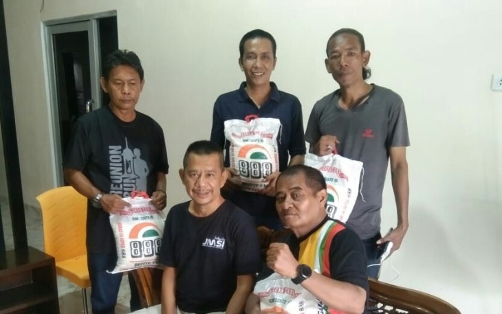 Ketua Pewarta Berikan Sembako kepada Anggota.