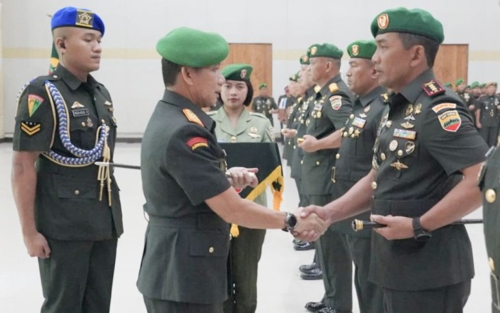 Pangdam I/BB Mayjen TNI Mochammad Hasan saat melantik Danrem 023/KS Kolonel Inf Jansen P Nainggolan di Makodam I/BB, Selasa (24/9)