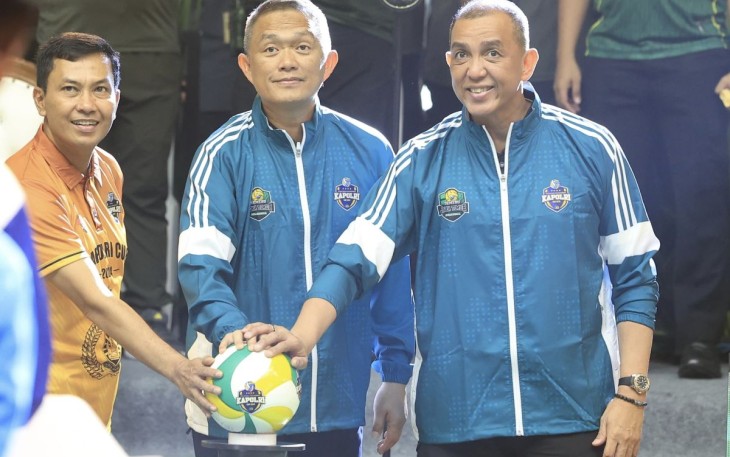 Kapolda Jatim Irjen Pol Imam Sugianto (tengah) saat membuka turnamen bola voli Kapolri Cup 2024 di Gresik, Rabu (25/9)
