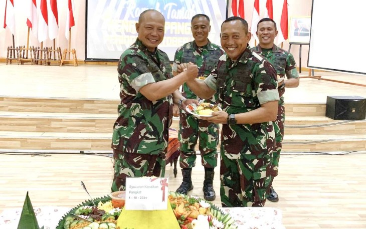 Pangdivif 2 Kostrad Mayjen TNI Anton Yuliantoro memberikan ucapan selamat kenaikan pangkat Danmenarmed 2 Kostrad Kolonel Arm Siswo Budiarto di Jakarta 