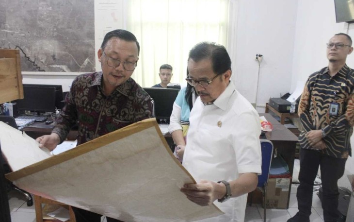 Ka BPN Kota Palangka Raya Indra Gunawan saat menjelaskan kepada anggota DPD RI Teras Narang