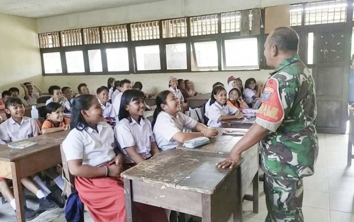Danramil 02/Mempawah Hulu saat memberikan motivasi kepada para siswa 