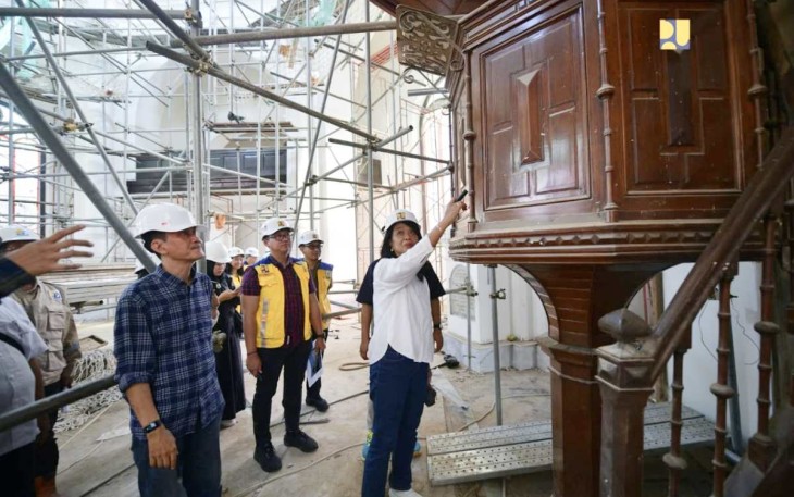 Wamen PU Diana saat meninjau pengerjaan revitalisasi gereja Blenduk Semarang 