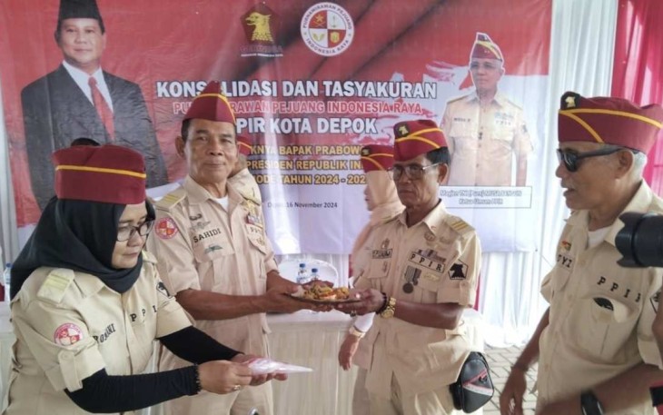Tasyakuran PPIR dengan memberikan tumpeng anggota