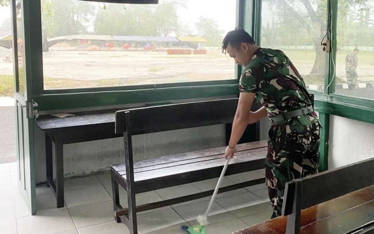 Peduli lingkungan kerja di ruangan piket Korem 121/ABW