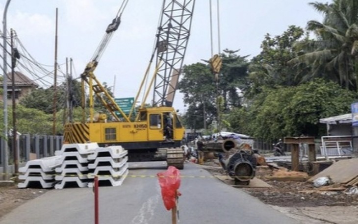 Alat berat pengerjaan proyek jalan tanah baru Depok 
