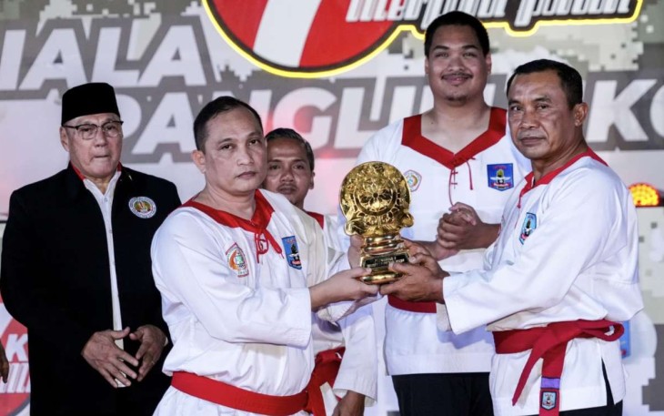 Pangkostrad Letjen TNI Mohamad Hasan saat menyerahkan piala Kejurnas Merpati Putih di Jakarta, Rabu (20/11)