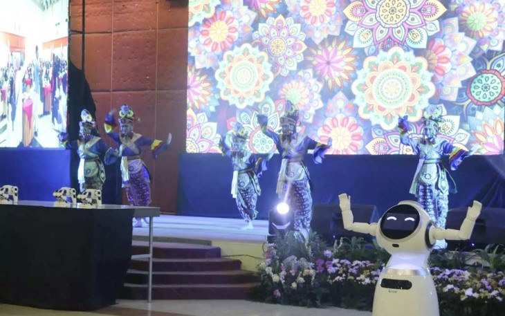 Pertunjukan Tari Greget Mpok khas Depok dalam acara Depok Media Arts Summit 2024, di Ballroom Hotel Bumi Wiyata, Sabtu (07/12/24)