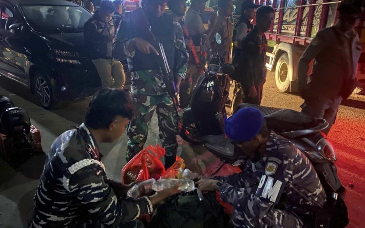 Prajurit Lanal Timika saat pengecekan barang ilegal miras