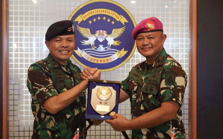 Danpuspenerbal Laksda TNI Sisyani Jaffar saat memberikan cenderamata 