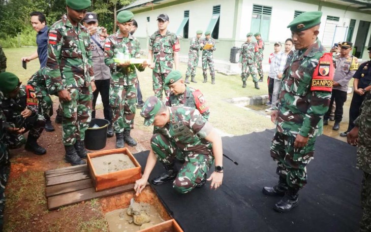 Pangdam V Brawijaya Mayjen TNI Rudi Saladin letakkan batu pertama pembangunan mushalla di pos Gabma, Sabtu (14/12)
