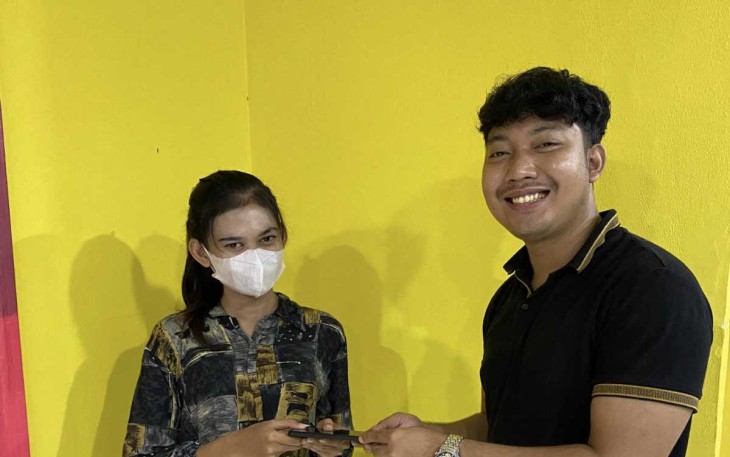 Penyerahan HP warga masyarakat yang bilang di Mall
