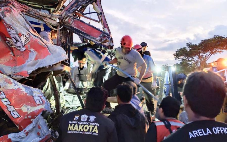 Evakuasi korban laka lantas bus pariwisata Tirto Agung di Tol Pandaan-Malang KM 77 + 200 A arah Surabaya, Senin (23/12)