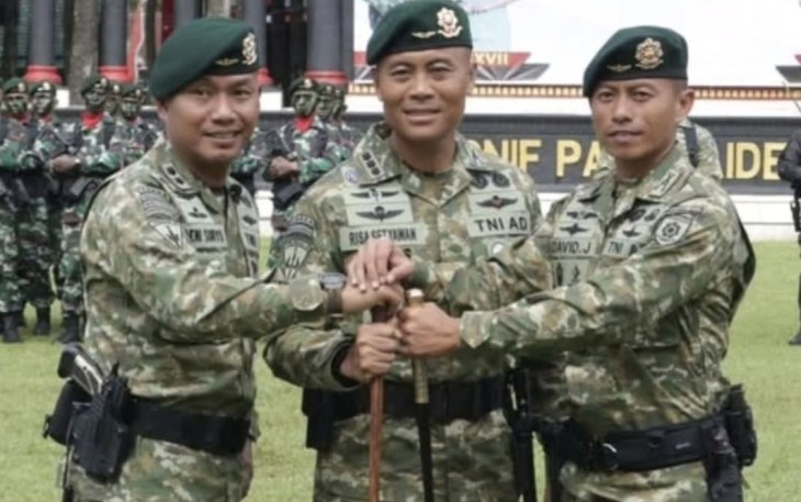 Danbrig 18 Kostrad Kolonel Inf Risa Wahyu Pudji Setiawan foto bersama usai sertijab Danyon 502 Kostrad, Jum'at (27/12)