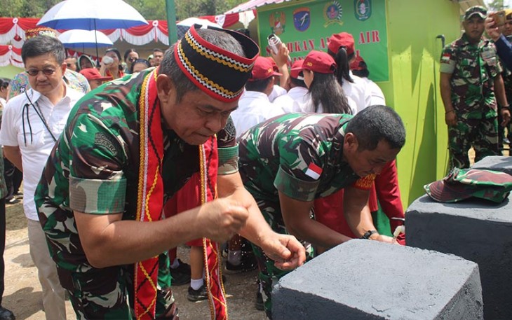 Kasad Jenderal TNI Maruli Simanjuntak, M.Sc., saat membasuh muka di sumur bor hasil program TNI AD Manunggal Air, Kamis (25/1/2024).