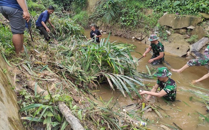 Anggota Koramil 1001-02/Paringin Karya Bhakti Pembersihan Sungai Lingsir