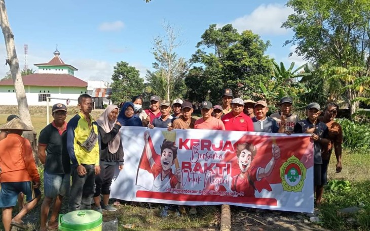Warga LDII bersama komponen masyarakat lainnya melaksanakan kegiatan gotong royong pembersihan Lapangan Desa Tolangi, Kecamatan Sukamaju, Kabupaten Luwu Utara, Sulawesi Selatan, Jumat (9/8/2024). Kegiatan gotong royong ini dalam rangka melaksakanan instruksi DPP LDII untuk melakukan pembersihan lingkungan di Bulan Agustus 2024 untuk menyambut HUT RI ke-79.