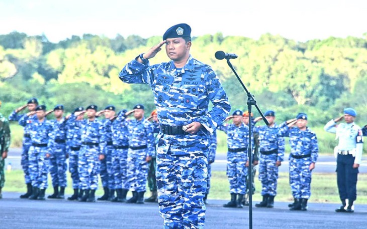 Danlanud Raden Sadjad (RSA) Natuna, Kolonel Pnb Dedy Iskandar, S.Sos., M.M.S., M.Han., saat memimpin Upacara Bendera 17-an di Main Apron Lanud RSA, Kabupaten Natuna, Provinsi Kepulauan Riau. Senin (19/2/2024).