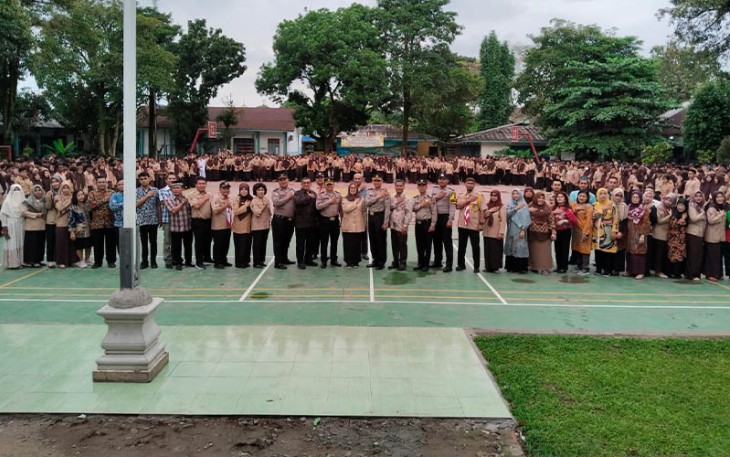 Kapolsek Delitua dan Kasat Binmas Go To School di SMA 13 Negeri Medan