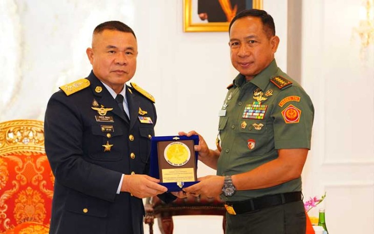 Panglima TNI saat bertukar cinderamata dengan Kasau Thailand di Ruang Tamu Mabes TNI Cilangkap Jakarta Timur, Selasa (6/2/2024).