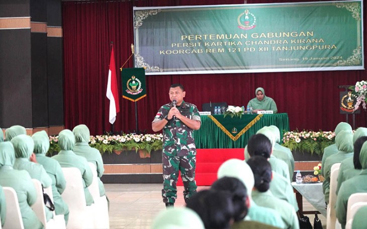 Danrem 121/Abw saat Berikan Pengarahan kepada Persit KCK Koorcab Rem 121 PD XII Tanjungpura