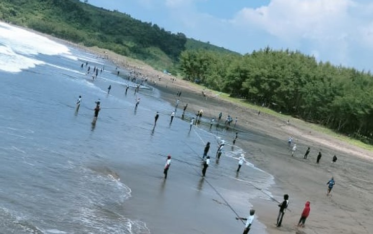 Ribuan Warga Ikut Mancing di Pantai Pasur Kecamatan Bakung Kabupaten Blitar